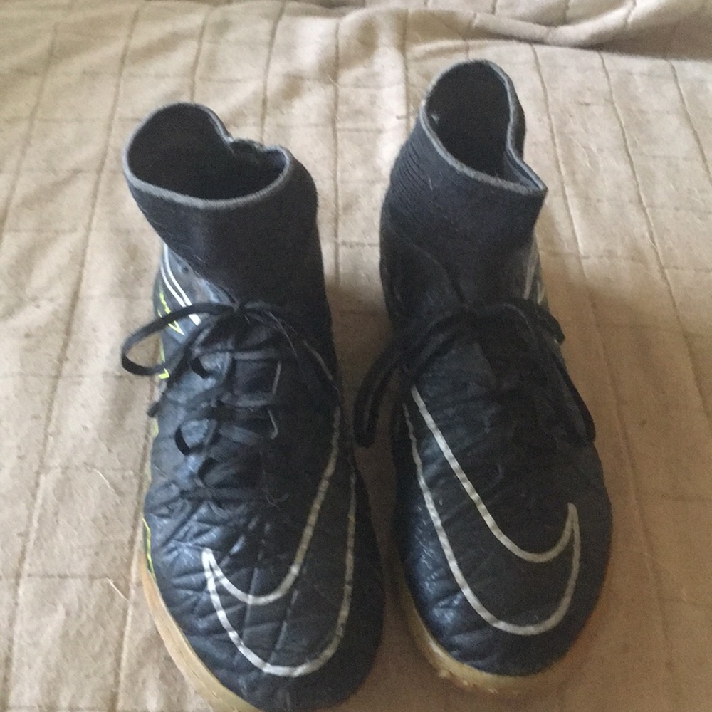Indoor soccer shoes